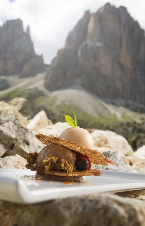 Passo Sella Dolomiti Mountain Resort Selva di Val Gardena Exterior foto